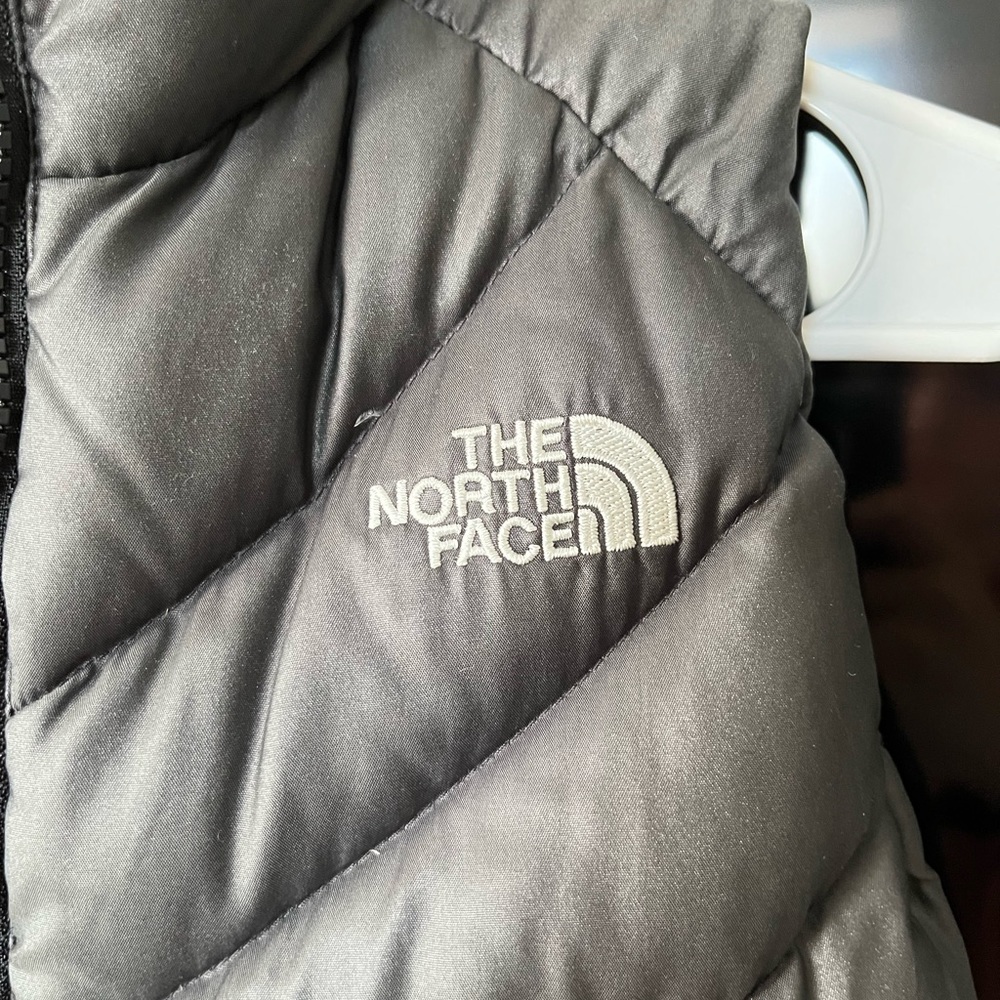 NORTH FACE PUFFY VEST - Picture 7 of 7